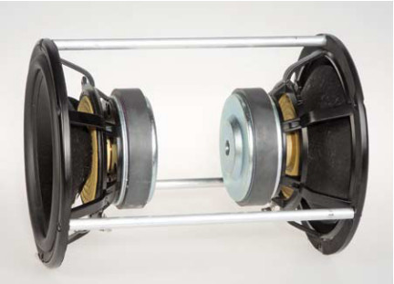 T+A Solitaire. НЧ-громкоговорителя притянуты друг к другу через стальные стержни